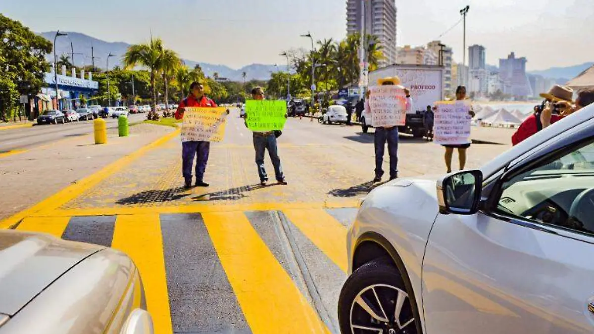 Bloqueo trabajadores de Salud en la costera Miguel Alemán